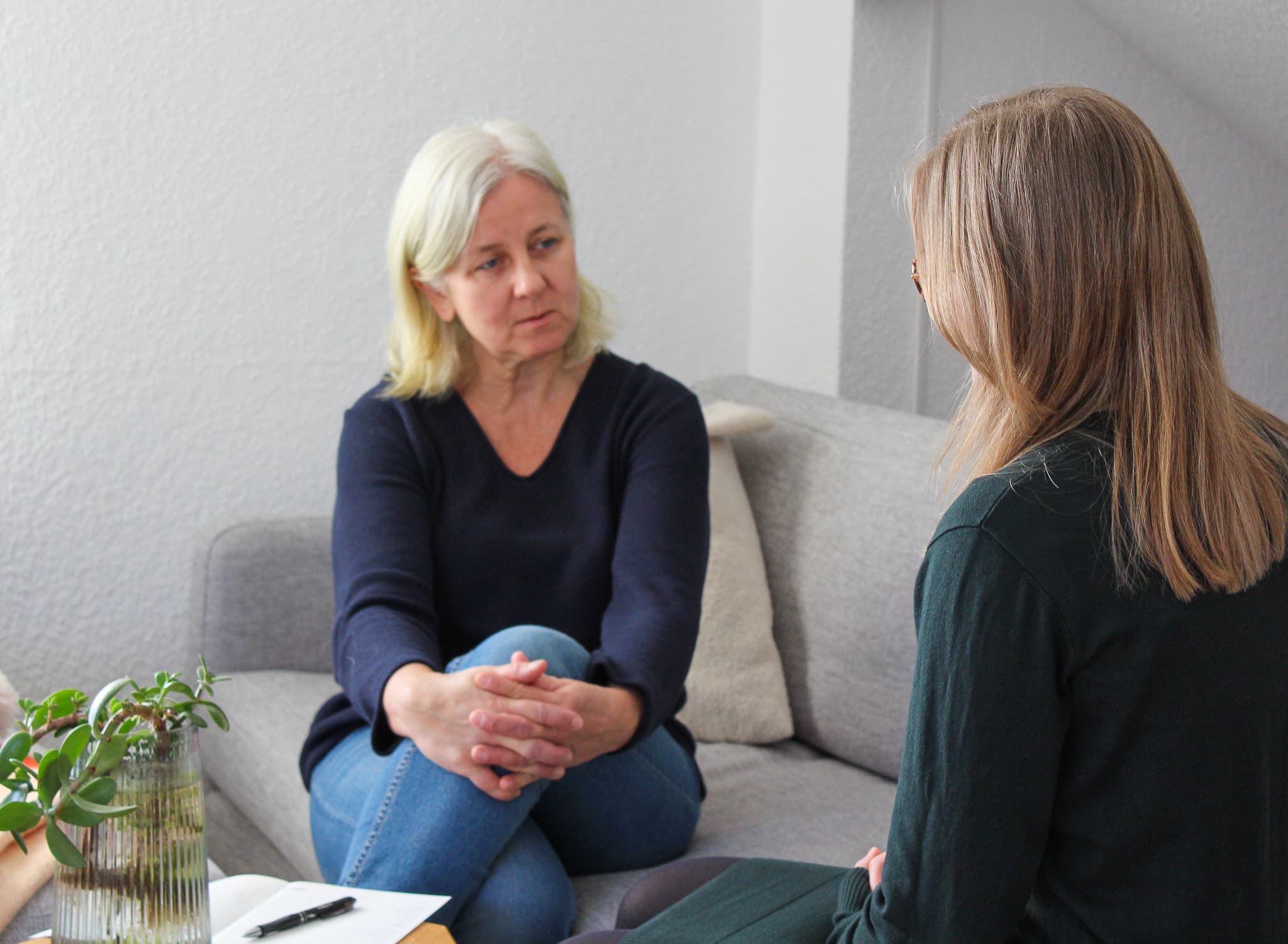 Hebamme Irena Grossmann im Beratungsgespräch – professionelle Begleitung in Schwangerschaft und Wochenbett.